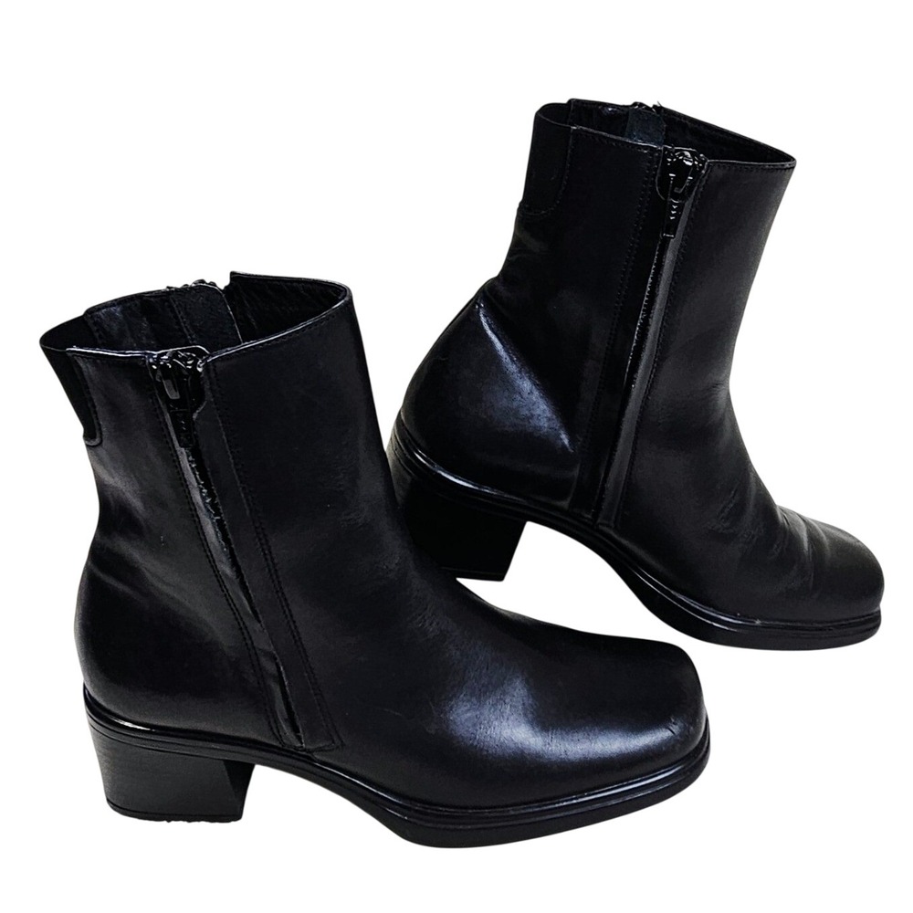Walking Co Black Leather Square Toe Block Heel Ankle Boot 6.5 90s Y2K Minimalist